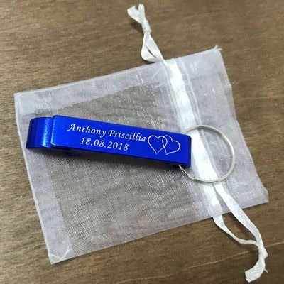 50pcs Personalised Engraved Bottle Opener Keychains Keyrings Personalized Wedding Gift Wedding Favor With White Organza bag