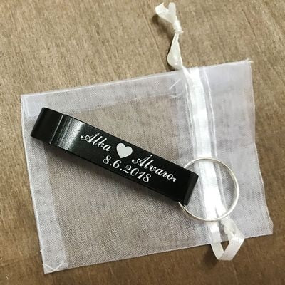 50pcs Personalised Engraved Bottle Opener Keychains Keyrings Personalized Wedding Gift Wedding Favor With White Organza bag