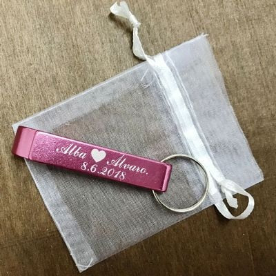 50pcs Personalised Engraved Bottle Opener Keychains Keyrings Personalized Wedding Gift Wedding Favor With White Organza bag